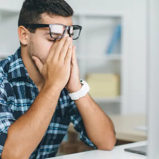 忙碌又紧张的男人。