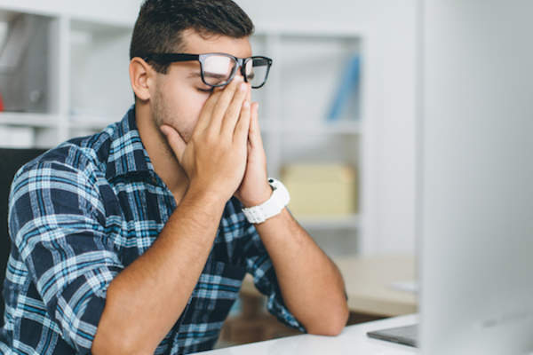 忙得焦头烂额的人。