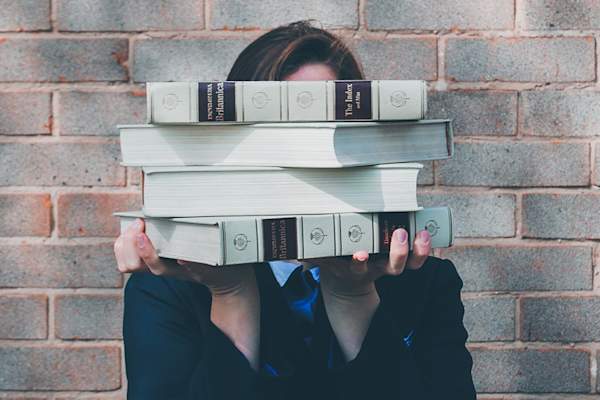 拿着一堆百科全书的女人