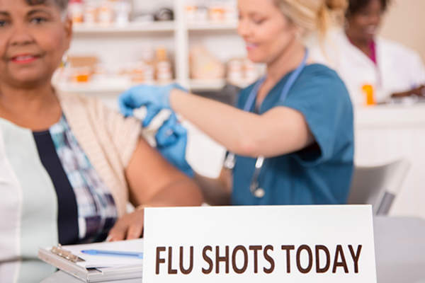 在药房注射流感疫苗。