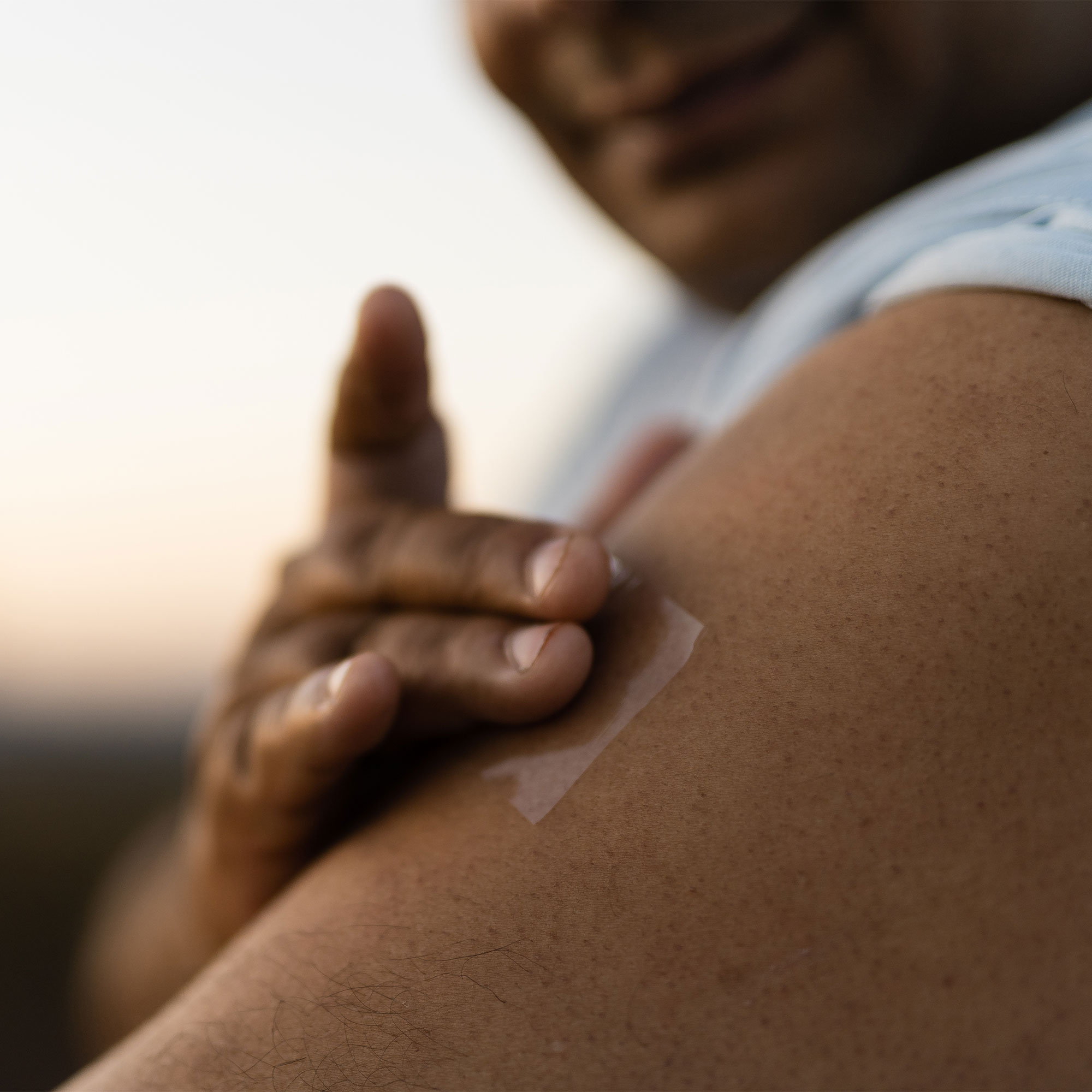 一名男子将尼古丁贴片贴在手臂上