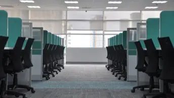 办公室里的空椅子