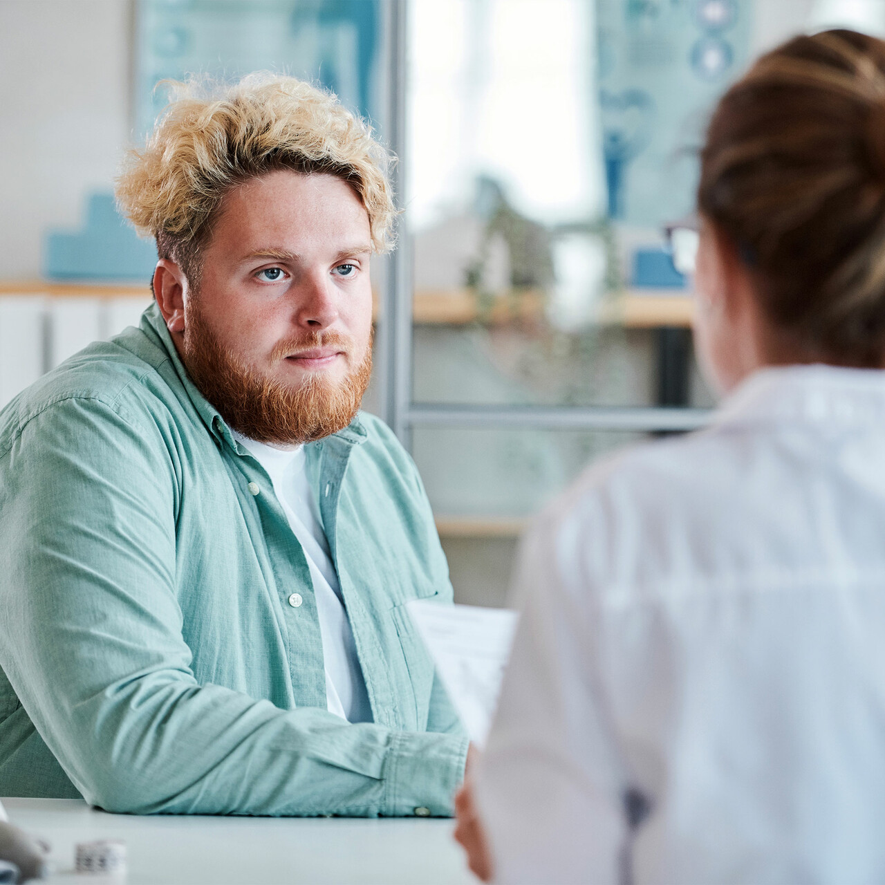 一个人向他的医生咨询