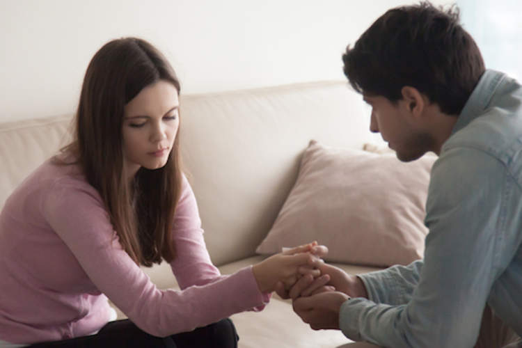 男人和女人看起来很悲伤,互相提供情感上的支持。