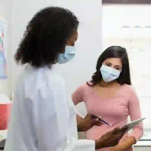 一位妇科医生正在向一位女病人咨询