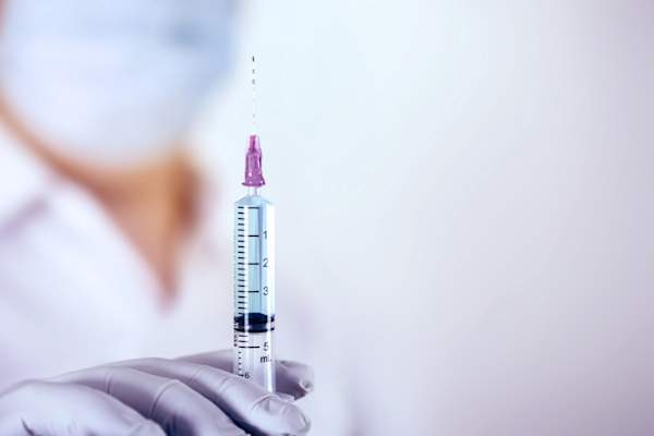 医生拿着注射器