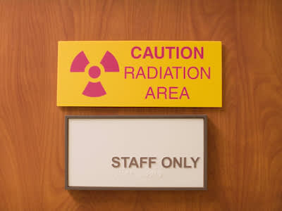 辐射区，一些危险的X射线，但并不严重