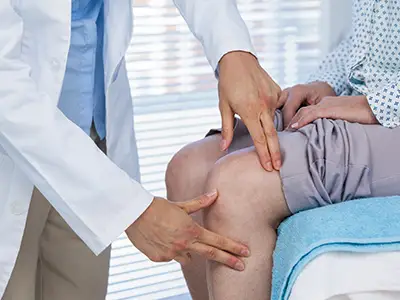 医生检查病人的膝盖。