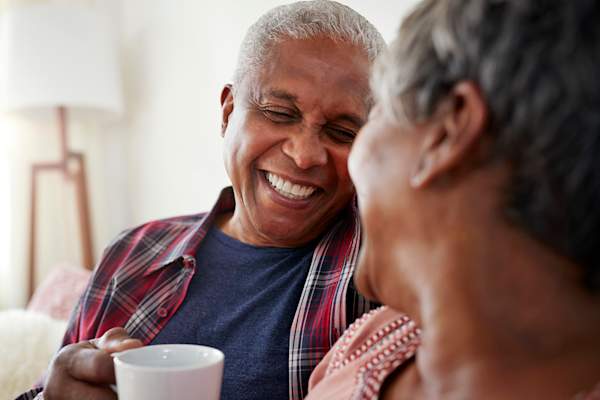 高级夫妇坐在沙发