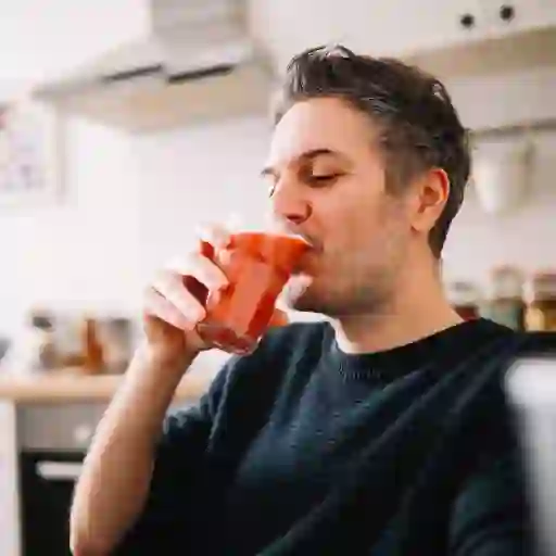 男人在家里早餐喝水果冰沙。