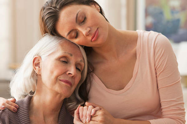 女人安慰资深的母亲形象。