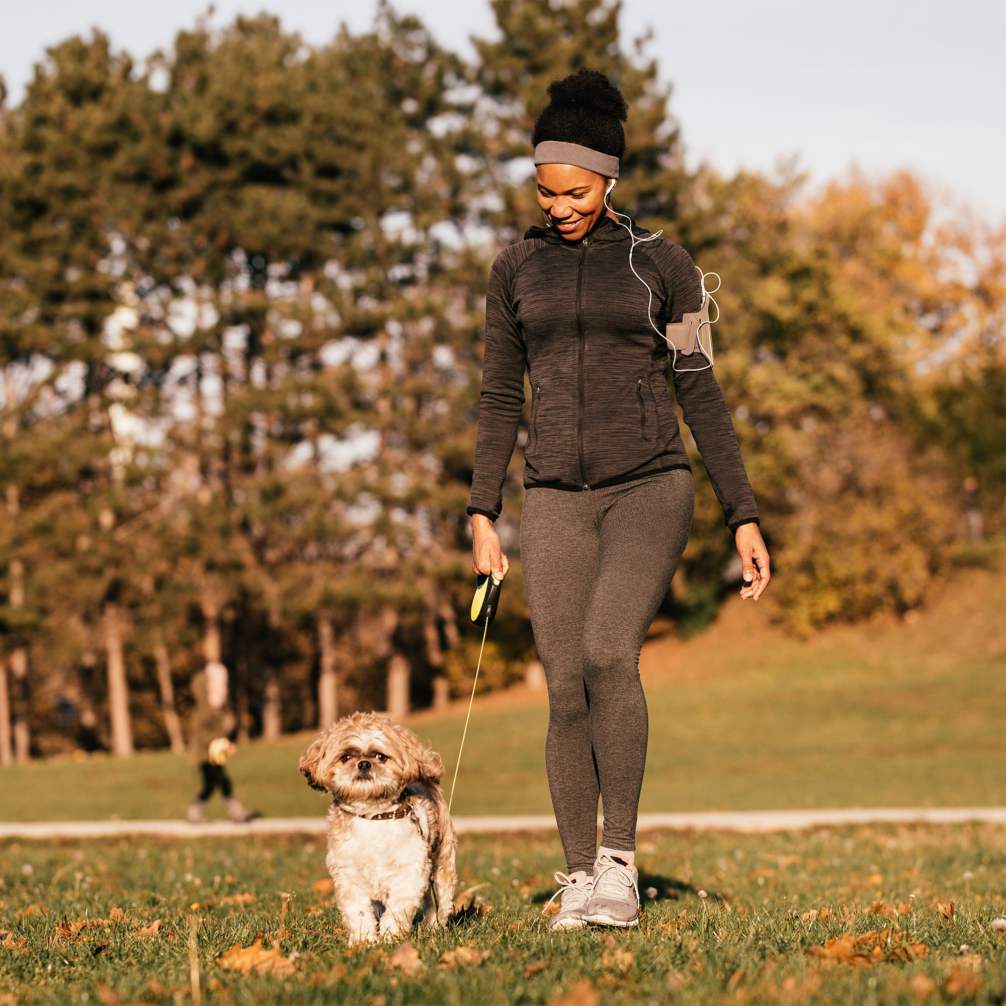 一个女人在公园里遛狗
