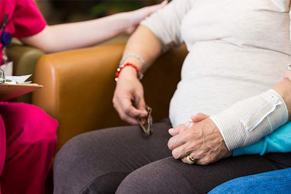 与护士和家人减肥手术前的女人。