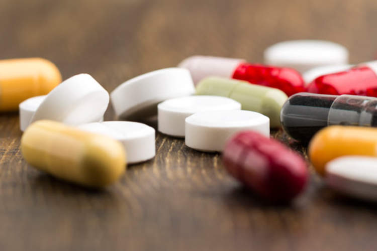 桌子上放着各种各样的药片。