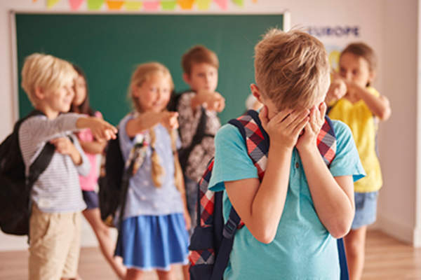 一群孩子欺负他们的同学。