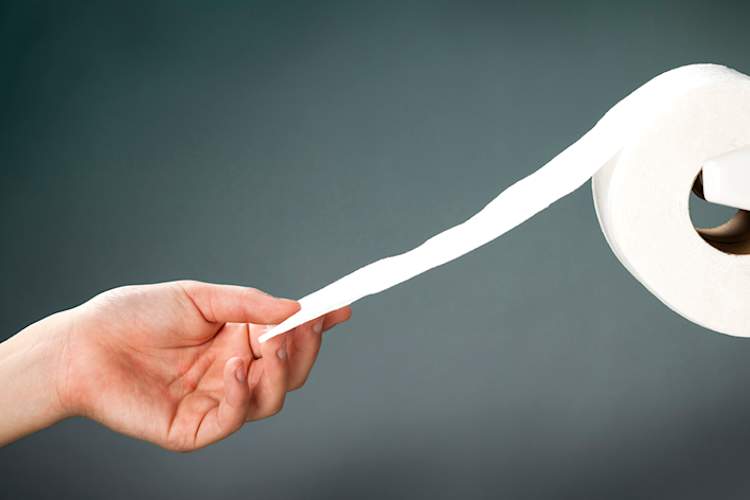 女子从卷获得卫生纸。