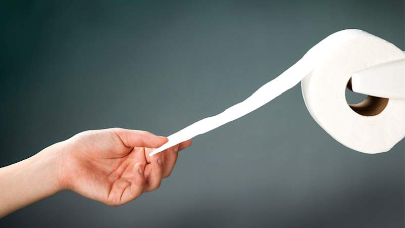 从卷纸上取卫生纸的女人。