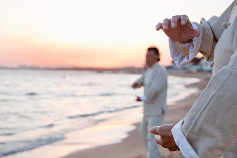 人在沙滩上练太极拳