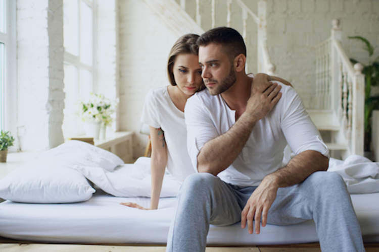 情侣在床上,处理不育的情感代价。