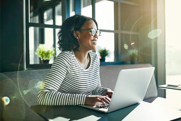 幸福女人在家工作。