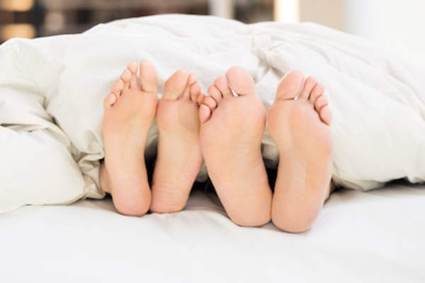脚在床上