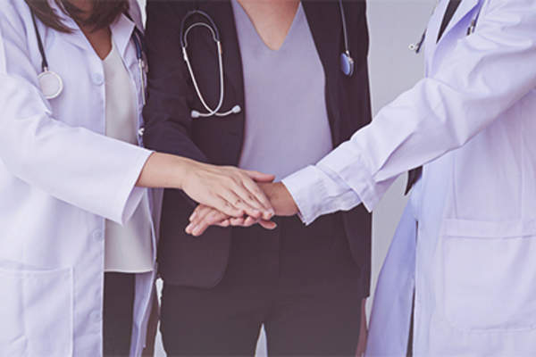 卫生保健小组一起工作。