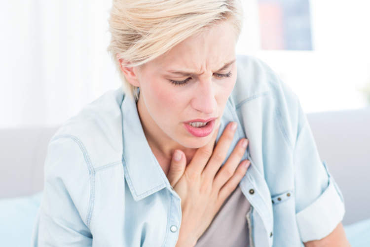 呼吸困难的妇女