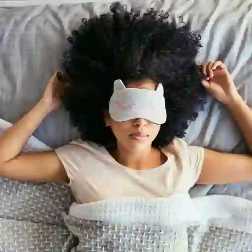 女人戴着睡眠面具。