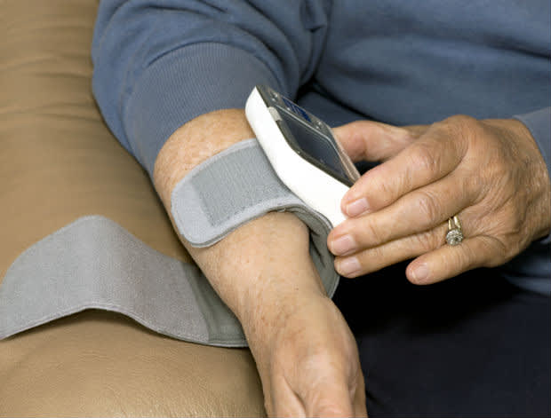 女子使用家用血压监测仪