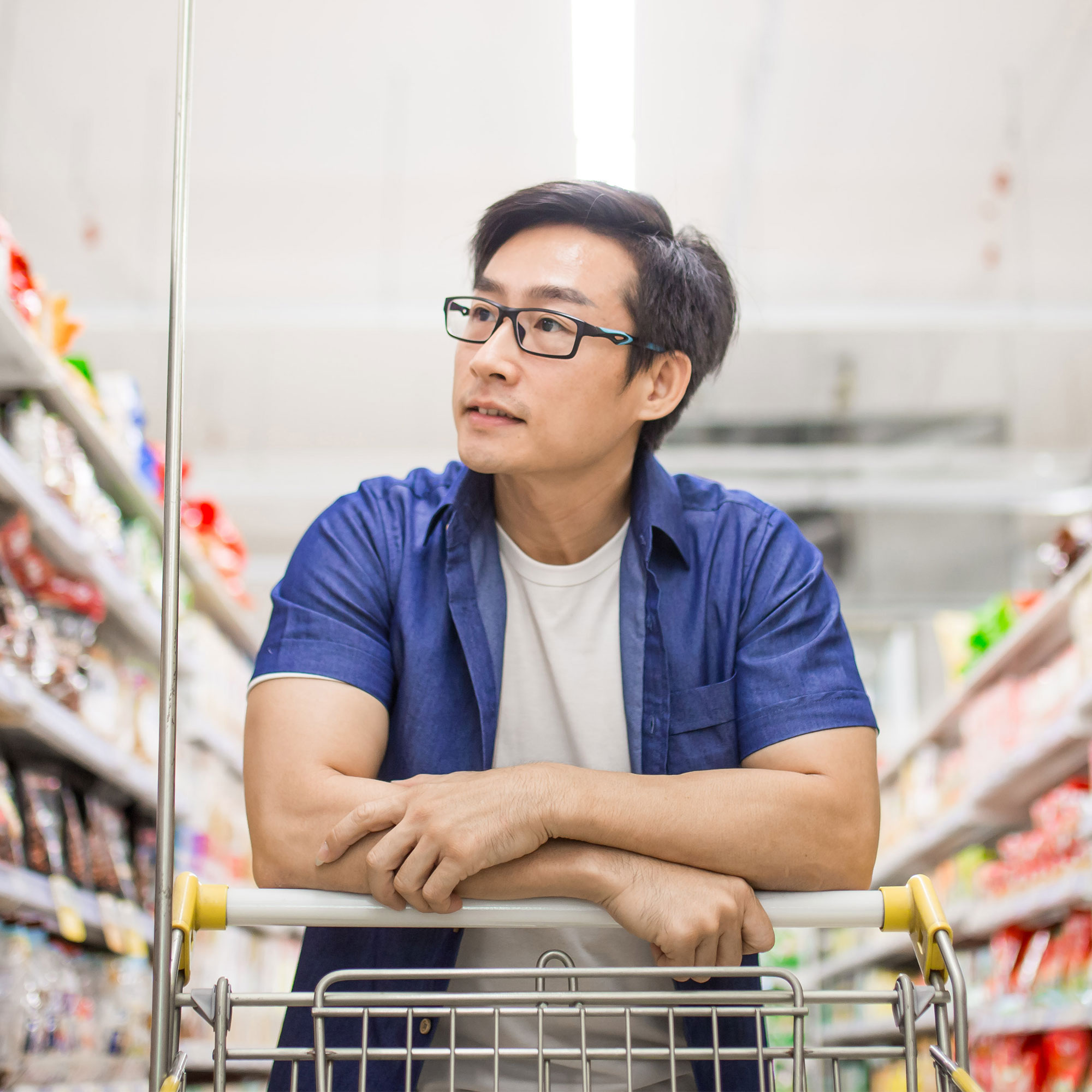 一个人走下过道在超市