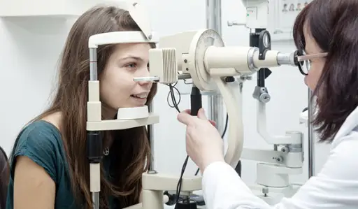一名年轻女子正在做视力检查。
