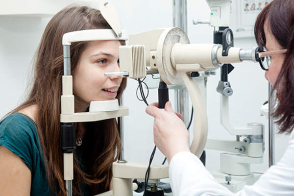 有视力检查图像的年轻女子。