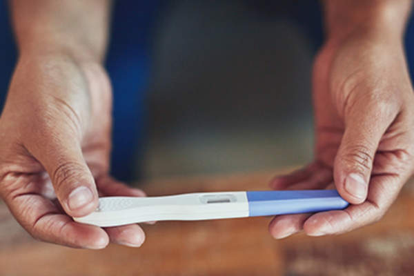 女人在怀孕测试的结果。