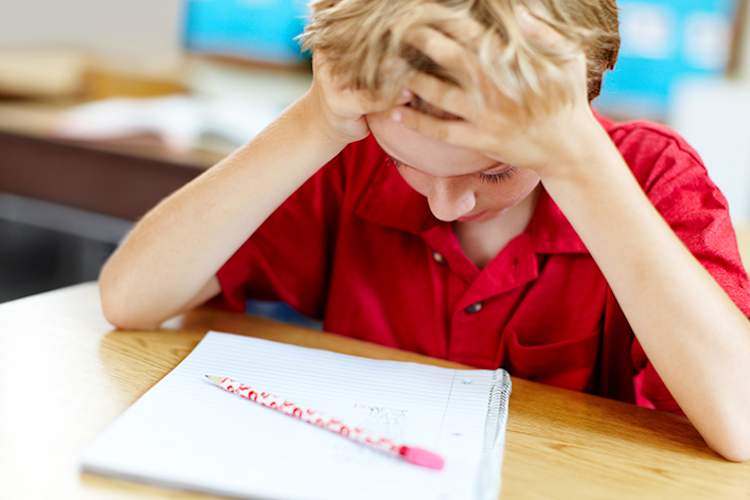 儿童与ADD在学校中挣扎。