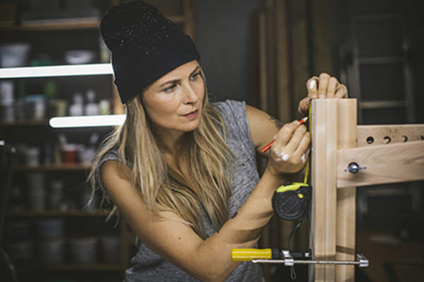 女人木工在夜间。