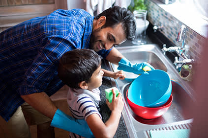 父亲和儿子洗碗。
