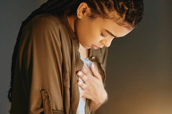 年轻女子上气不接下气贮箱的