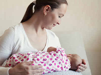 哺乳期的母亲使用支撑枕。