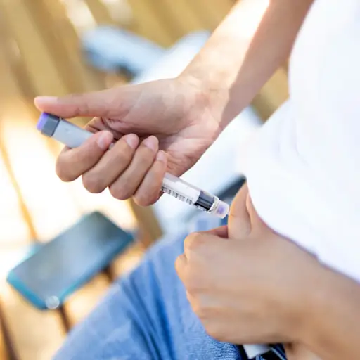 年轻女子在腹部注射生物制剂