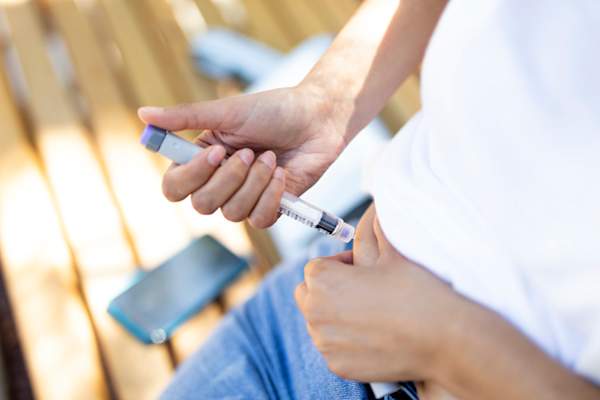 年轻女子注射生物制剂在腹部
