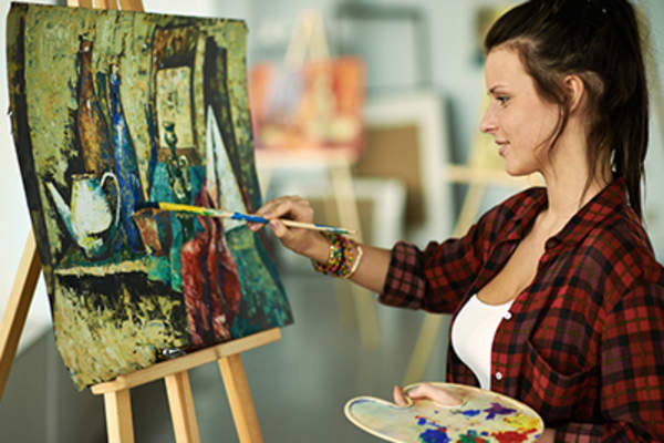 在艺术课上画画的女人。