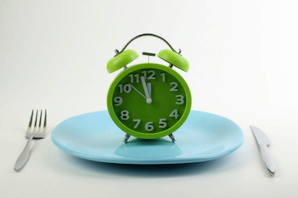 餐盘,上面有闹钟。