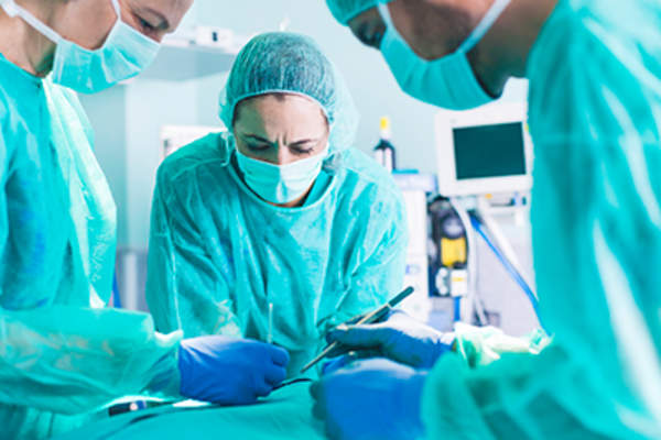 医疗队在医院进行手术