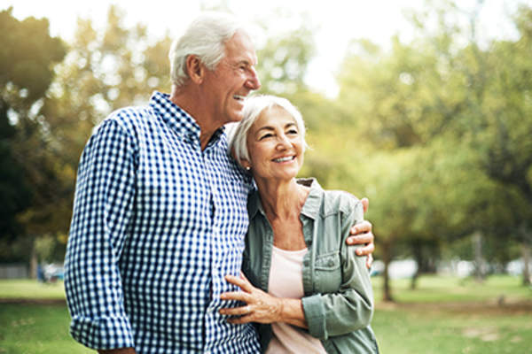 公园里幸福的老两口。