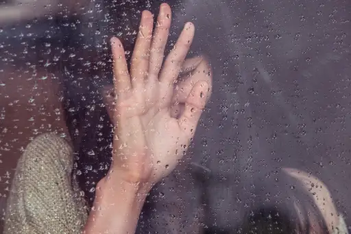 雨窗下的女人