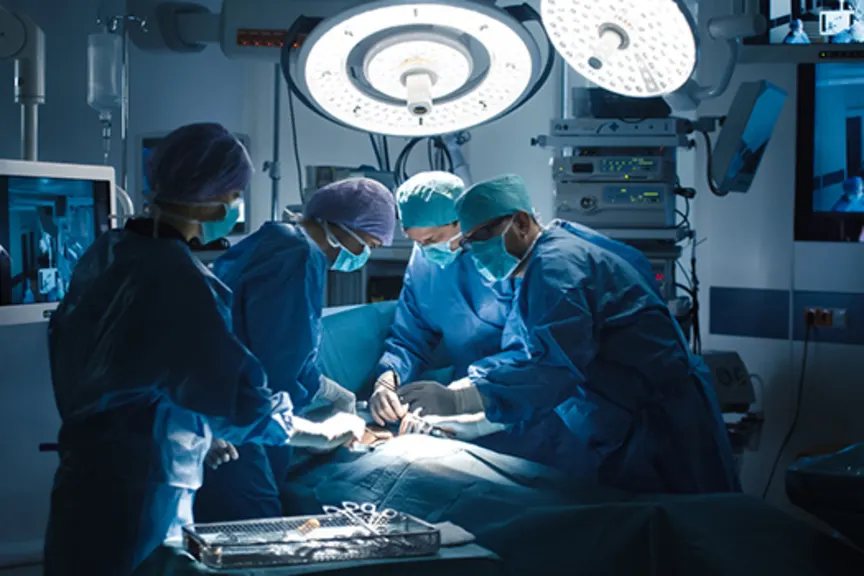 做手术的外科医生。