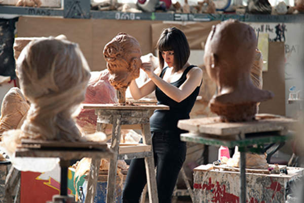 创意雕塑家作战的抑郁症。