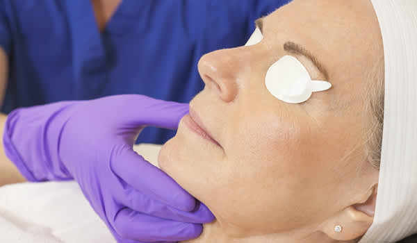 女子脸部接受激光治疗。