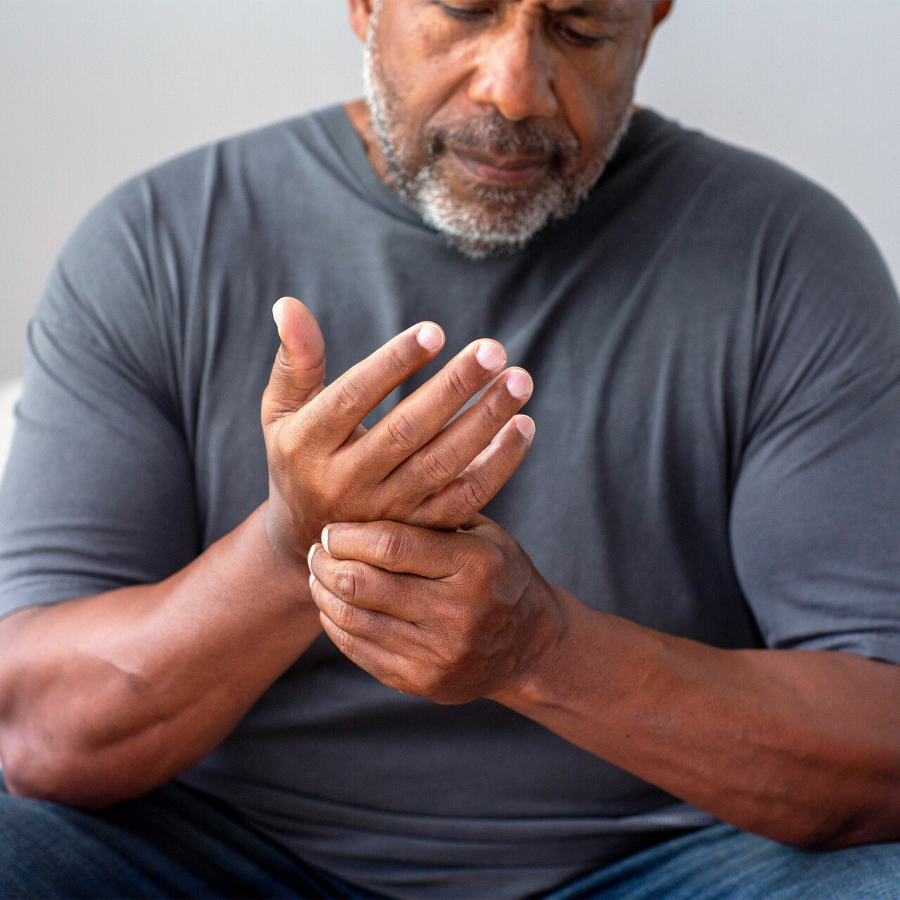 在痛苦中一人双手合十