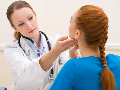 医生检查病人的甲状腺。